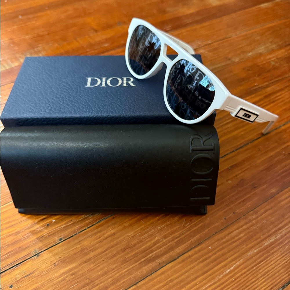 Authentic New in Box Dior White and Black Sunglasses Logo Lens - Picture 1 of 4